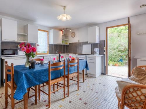 une cuisine avec une table et un chiffon bleu dans l'établissement Holiday Home Pontac-Gadet 2 by Interhome, à Jau-Dignac-et-Loirac