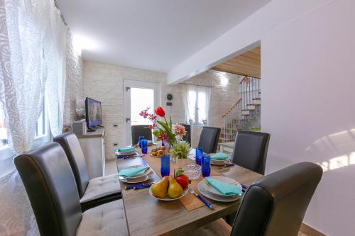 a dining room with a table with chairs and a dining room at Cottage Brione - Happy Rentals in Arco