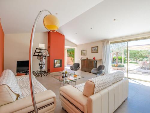 un salon avec un canapé et une télévision dans l'établissement Holiday Home Arbelle by Interhome, à Saint-Cézaire-sur-Siagne