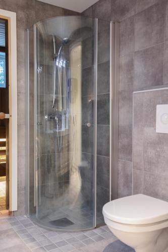 Bilik mandi di GLØD Boutique Apartment