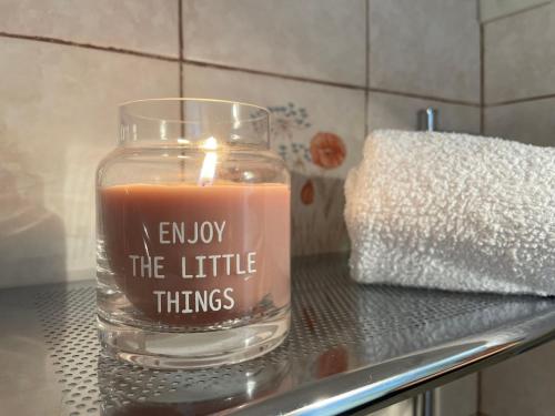 une bougie est posée sur une table avec un verre dans l'établissement Apartment apt 1 by Interhome, à Marckolsheim