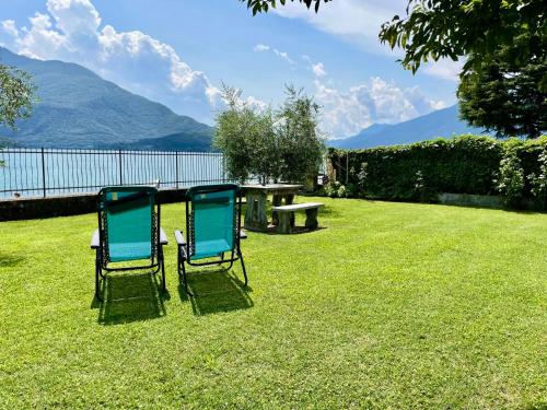 due sedie e un tavolo da picnic nell'erba di Holiday Home Romina - DMA175 by Interhome a Domaso