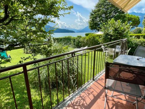 balcone con vista sull'acqua di Holiday Home Romina - DMA175 by Interhome a Domaso