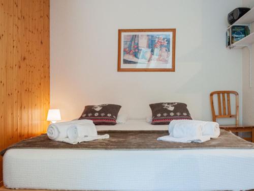 ein Schlafzimmer mit einem Bett mit zwei Kissen darauf in der Unterkunft Apartment Mont Fort 43 by Interhome in Siviez