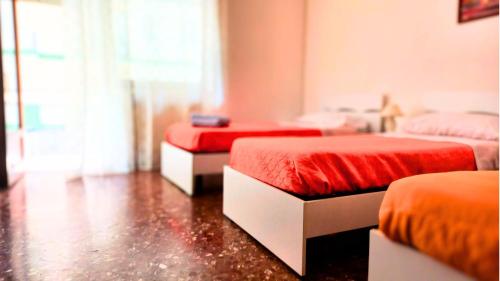 Zimmer mit 3 Betten und roten Decken in der Unterkunft Piccolo Borgo Affittacamere BIKE FRIENDLY in Taranto