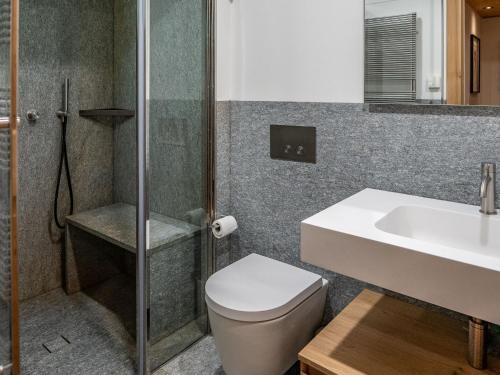 Ένα μπάνιο στο Apartment Chesa Sül Muot by Interhome