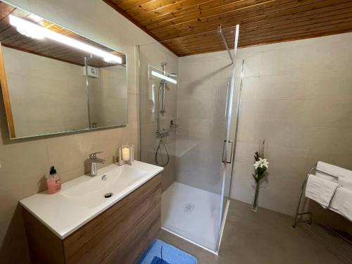 Bilik mandi di Apartment Résidence jaune et rose-4 by Interhome