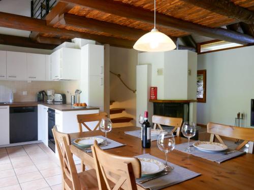 Restoran ili drugo mesto za obedovanje u objektu Holiday Home Rustico Tecc du Martin by Interhome