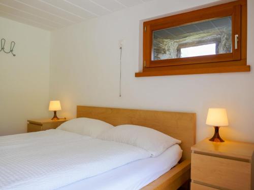 Ένα ή περισσότερα κρεβάτια σε δωμάτιο στο Holiday Home Rustico Tecc du Martin by Interhome