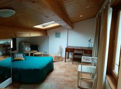 une chambre avec un lit, une table et un bureau dans l'établissement SMALL FLAT IN CENTER QUIET UNDER THE ROOF, à Aix-en-Provence