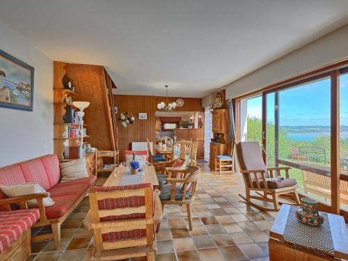 un salon avec un canapé et une table dans l'établissement Holiday Home Ker Norge by Interhome, à Plestin-les-Grèves