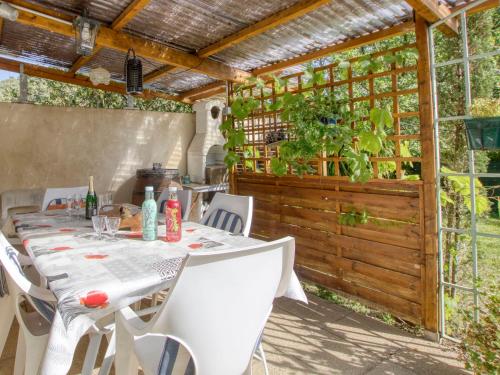 une table et des chaises sur une terrasse avec pergola dans l'établissement Holiday Home Le Brulat by Interhome, au Castellet