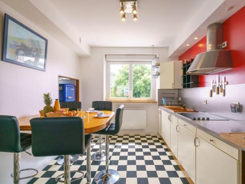 une cuisine avec une table et quelques chaises dans l'établissement Apartment l'Atlantique by Interhome, à Crozon