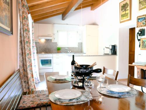 una cocina con una mesa con platos y copas de vino en Holiday Home Casa Felice by Interhome en Anvéuda