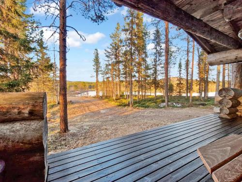Die Veranda einer Hütte mit Blick auf einen Wald in der Unterkunft Holiday Home Keloveska by Interhome in Ruka