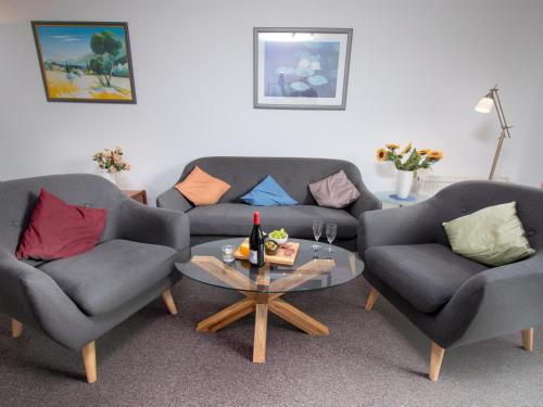 ein Wohnzimmer mit 2 Sofas und einem Tisch in der Unterkunft Apartment Borkum by Interhome in Norddeich