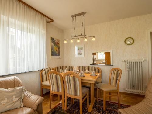 - une salle à manger avec une table et des chaises dans l'établissement Holiday Home Uhu by Interhome, à Dittishausen