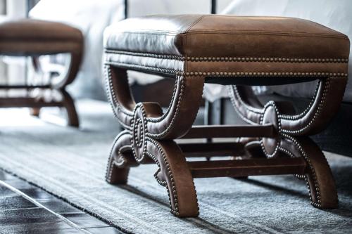 a brown stool sitting on top of a rug at Banyan Tree Puebla in Puebla