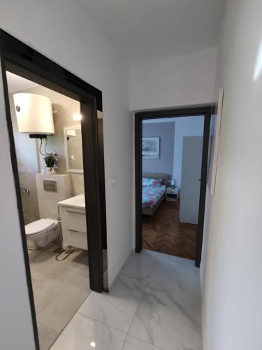 Ένα μπάνιο στο Sun house