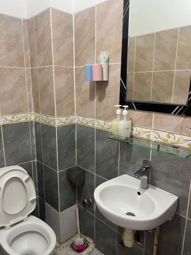 a bathroom with a toilet and a sink at Nhà nghỉ 2552, đường D4 , KDC Võ Thị Sáu , phường Thống Nhất , thành phố Biên Hòa in Bien Hoa