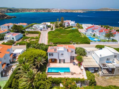 een luchtzicht op een huis met de oceaan bij Holiday Home Carmen by Interhome in Punta Grossa