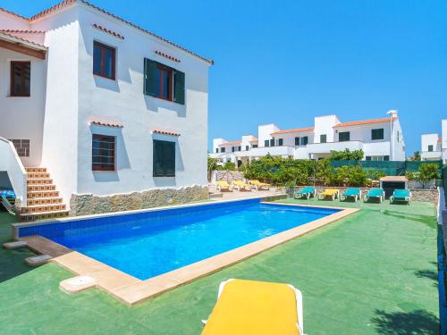 uma villa com piscina em frente a uma casa em Apartment Ullastres by Interhome em Punta Grossa