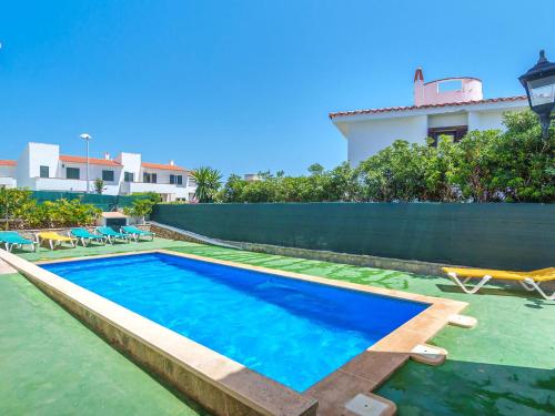 basen przed domem w obiekcie Apartment Ullastres by Interhome w mieście Punta Grossa