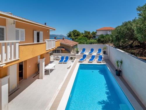 balcone con sedie a sdraio e vista sulla piscina. di Apartment Mornar-1 by Interhome a Trogir
