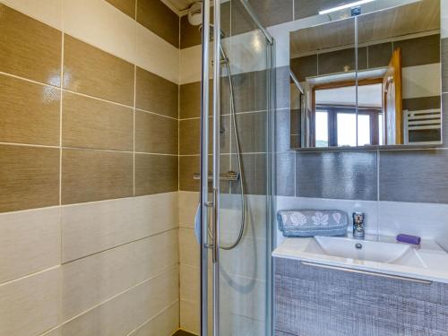 une salle de bain avec douche et lavabo dans l'établissement Apartment Belleville Caron 3 - 624 by Interhome, aux Menuires