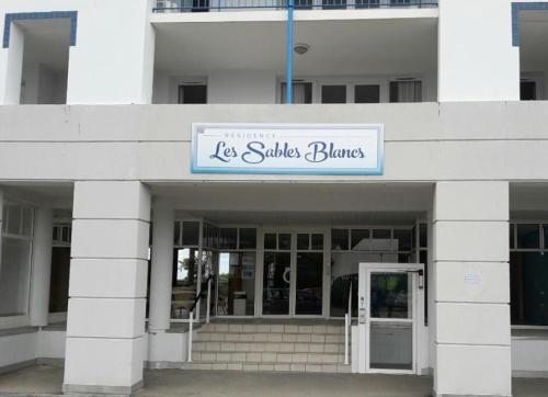 a building with a sign that reads la solitude blume at Appartement Douarnenez Résidence en bord de plage in Douarnenez