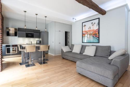 un salon avec un canapé et une table dans l'établissement Stay In a prime location Paris, à Paris
