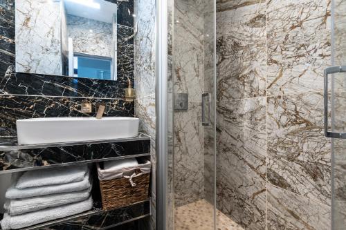 une salle de bain avec un lavabo et une douche dans l'établissement Stay In a prime location Paris, à Paris