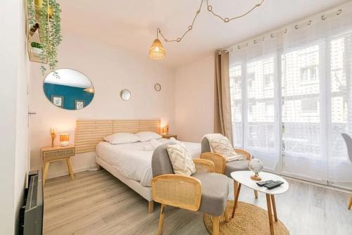 um quarto com uma cama, um sofá e uma mesa em Le Janet3 YourHostHelper em Grenoble