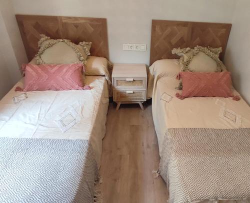 2 Einzelbetten in einem Zimmer mit in der Unterkunft Logroño Centric in Logroño