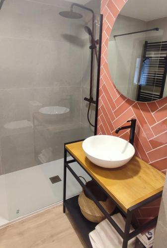 ein Bad mit einem Waschbecken und einer Glasdusche in der Unterkunft Logroño Centric in Logroño