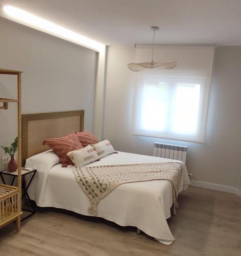 Schlafzimmer mit einem Bett und einem Fenster in der Unterkunft Logroño Centric in Logroño