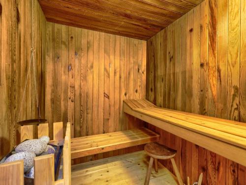 eine Holzsauna mit einer Bank und einem ausgestopften Tier darin in der Unterkunft Holiday Home Kotli by Interhome in Kotli