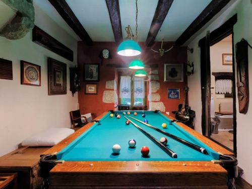 - une salle avec un billard et des balles dans l'établissement Holiday Home Kotli by Interhome, à Kotli