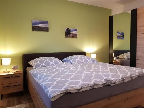 ein Schlafzimmer mit einem Bett und zwei Bildern an der Wand in der Unterkunft Ferienhaus Jerichow in Jerichow