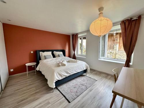 une chambre avec un grand lit et une fenêtre dans l'établissement La Carlina - Loft entre lac et montagnes, à Orcier