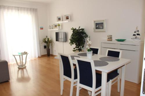 a kitchen and dining room with a table and chairs at Casa Carvalho Laranjo in Nazaré