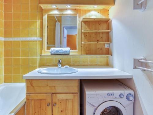 une salle de bain avec un lavabo et une machine à laver dans l'établissement Apartment Chanteneige 403 by Interhome, aux Menuires
