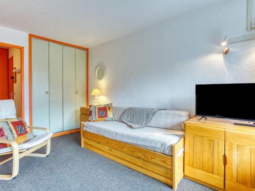 une chambre avec un lit et une télévision à écran plat dans l'établissement Apartment Chanteneige 403 by Interhome, aux Menuires