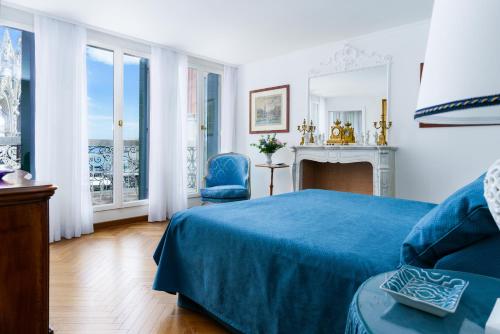 una camera con letto blu e camino di Due Leoni Terrace In St Mark's Square a Venezia