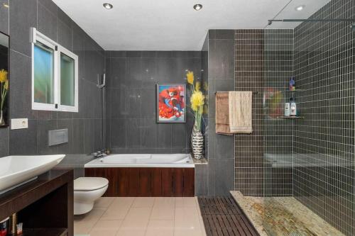 ein Badezimmer mit einer Badewanne, einem WC und einem Waschbecken in der Unterkunft Villa Marion in San Fulgencio