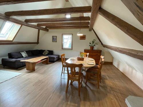 ein Wohnzimmer mit einem Tisch und einem Sofa in der Unterkunft Apartment Storchennest by Interhome in Meißenheim