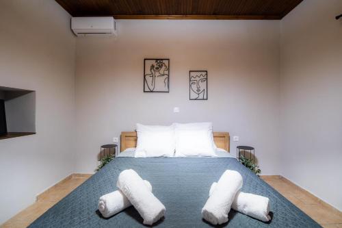 una camera con un letto con due cuscini bianchi di Casa con pozo Platamonas a Platamonas