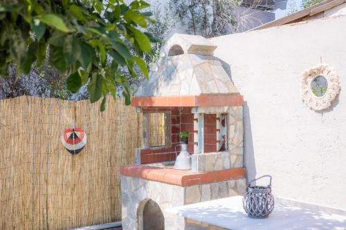 a model of a brick oven on the side of a building at Casa con pozo Platamonas in Platamonas