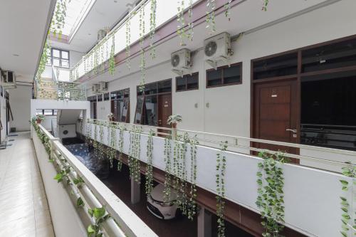 un edificio con plantas creciendo en los balcones en RedDoorz At Pondok Candra, en Surabaya