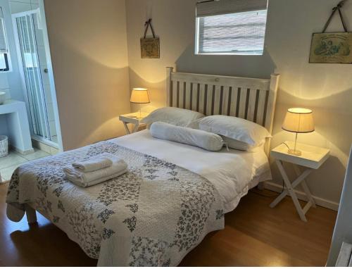 een slaapkamer met een bed met twee handdoeken erop bij Accommodation @Sea Trader in St Helena Bay